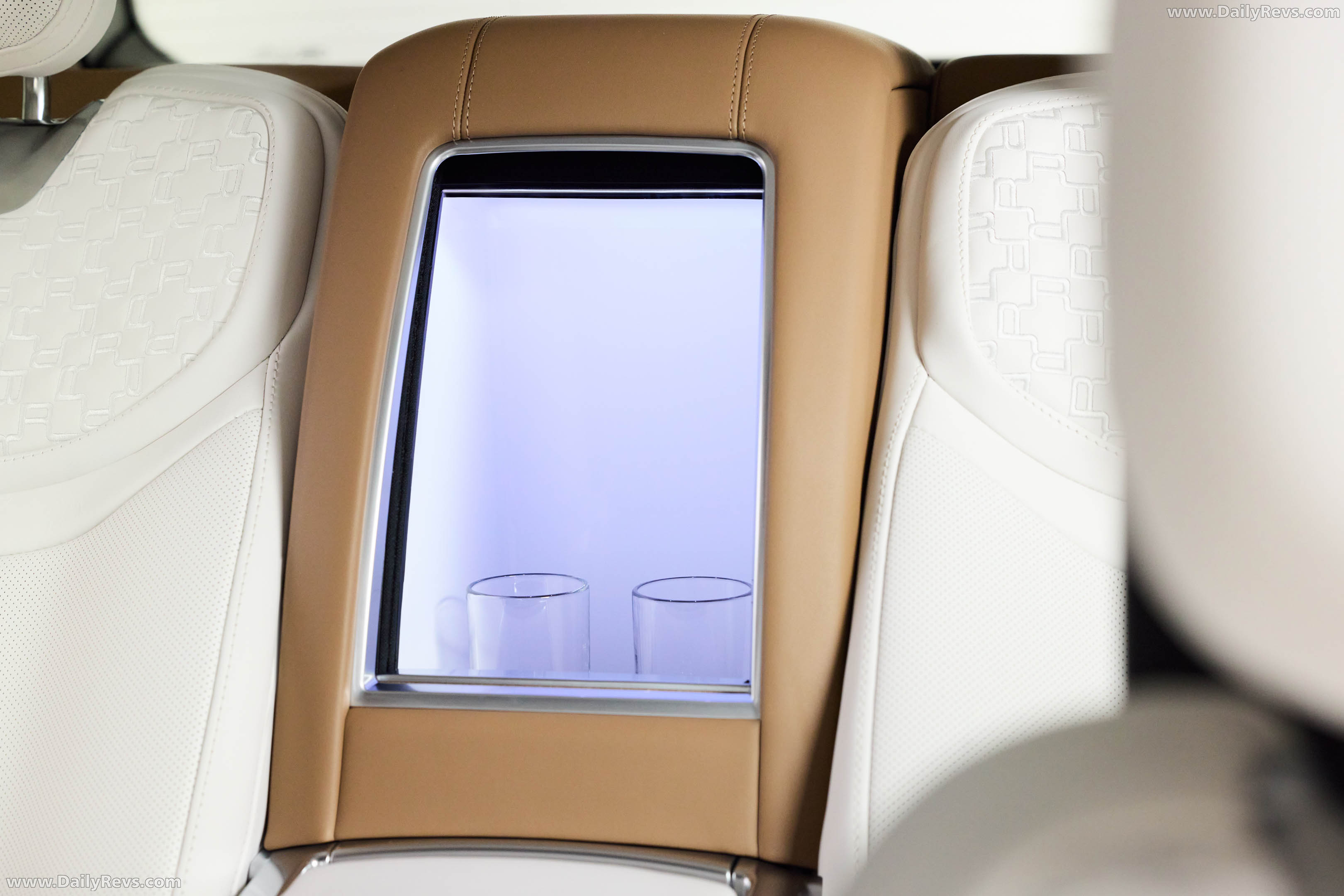 2026 Land Rover Range Rover SV Pearl Luster Interior